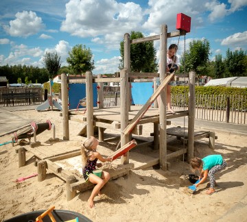 Zandbak met speeltoestellen Camping ´t Geuldal.jpg